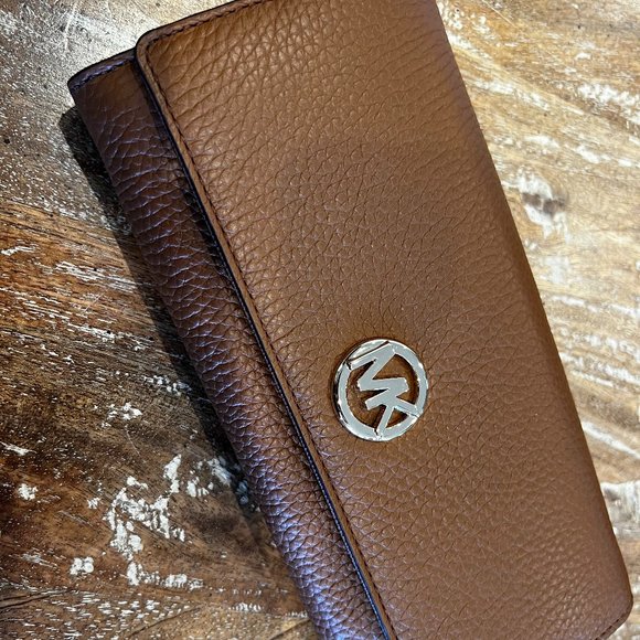Michael Kors Fulton Wallet: NEW never used - Picture 1 of 3